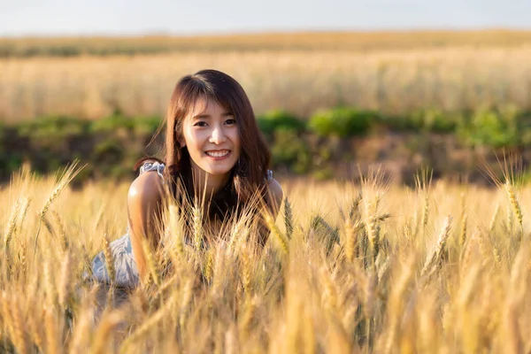 Piękna Szczęśliwa Azjatycka Kobieta Ciesząca Się Życiem Polu Jęczmienia Zachodzie — Zdjęcie stockowe