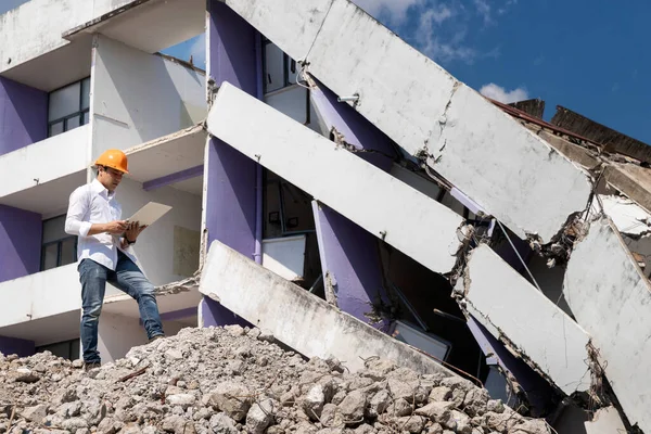 Ingeniero Sosteniendo Portátil Está Comprobando Destrucción Demoliendo Edificio — Foto de Stock