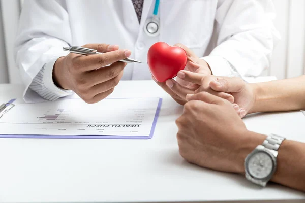Doktor Kalp Hasta Doktorun Hastaya Sağlık Muayenesini Açıklaması — Stok fotoğraf