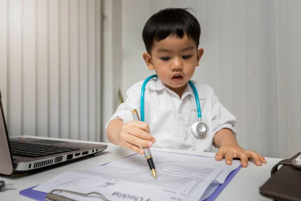 Marzenie Dzieciństwa Kariera Koncepcji Dziecięcych Snów Mały Chłopiec Stetoskopem Pracujący — Zdjęcie stockowe