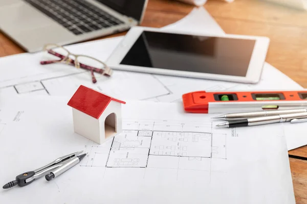 ビジネス 建築のコンセプト 建築家の机の上に測定ツールと設計図と建築家の家のモデル — ストック写真