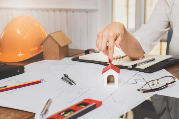 Biznes Architektura Budownictwo Koncepcja Nieruchomości Kobieta Nieruchomości Prezentuje Model Domu — Zdjęcie stockowe