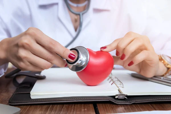 Profesyonel Bir Kadın Doktor Hastanede Kırmızı Bir Kalp Için Steteskop — Stok fotoğraf