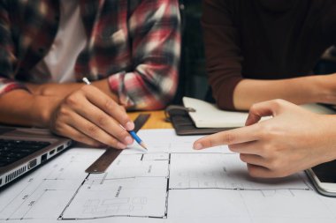 Ofiste planla çalışan iki iş arkadaşından oluşan bir grup. Eş zamanlı takım çalışması kavramı.