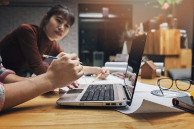 Ofiste planla çalışan iki iş arkadaşından oluşan bir grup. Eş zamanlı takım çalışması kavramı.