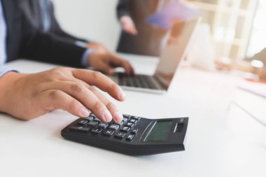 Mali iş adam hesaplama maliyet ekonomik muhasebe bütçe yatırım ve tasarruf kavramı