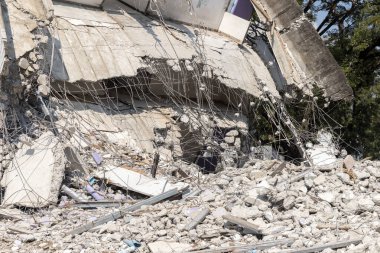 Deprem yüzünden çöken yıkıntılar ve yıkıntılar..