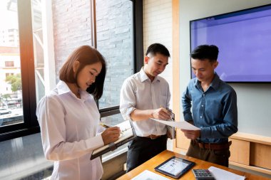 İş ekibi toplantısı ve proje planı. İş adamları toplantı odasında tartışıyor. İş projesinde birlikte çalışan profesyonel bir yatırımcı. Finans yöneticilerinin görevi.