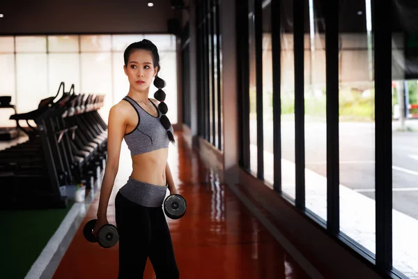 Fitness Vrouw Doet Workout Biceps Met Halters Sportschool Gezond Levensstijl — Stockfoto