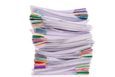 Beyaz arkaplanda izole edilmiş belge yığını