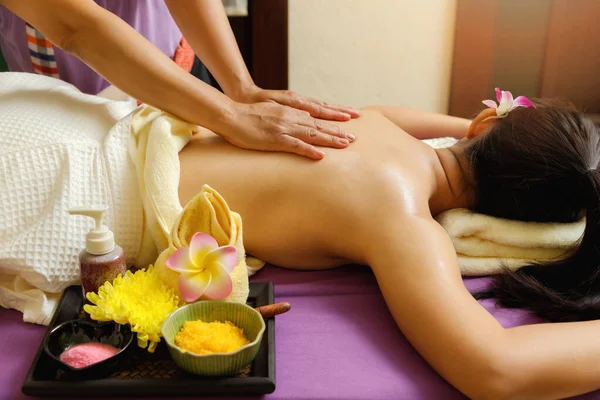 Gros Plan Masseur Mains Faisant Massage Dos Dans Salon Spa Photos De Stock Libres De Droits