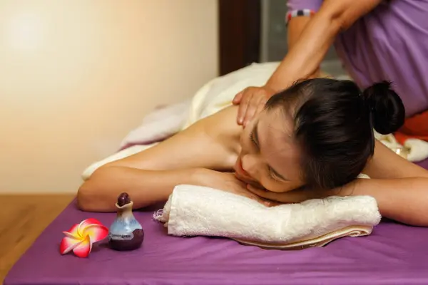 Asiatisk Kvinna Njuter Ryggmassage Massage Salong Begreppet Skönhetsbehandling Stockbild