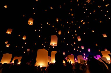 Gökyüzü fener, fener, fener, sıcak hava balonu Loy Krathong Festivali Chiang Mai Tayland yüzen uçan.