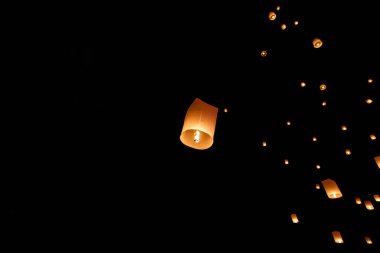 Gökyüzü fener, fener, fener, sıcak hava balonu Loy Krathong Festivali Chiang Mai Tayland yüzen uçan.