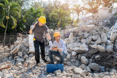 Yıkım kontrol şefi ve müteahhit binayı yıkmayı tartışıyorlar..