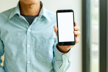 Akıllı telefonu elinde tutan adam. Akıllı telefon gösteren bir iş adamı.