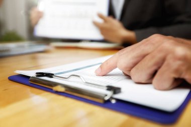 İş adamı toplantı odasında aylık grafik çizelgesini gösteriyor. Sonuçları bulmak için veri analizi. İş stratejisi kavramı.