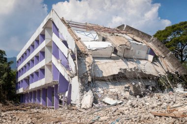 Deprem yüzünden çöken yıkıntılar ve yıkıntılar..