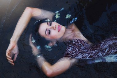 Geleneksel Thai kostümlü güzel Taylandlı kadın nehirde poz veriyor. Ophelia hakkında peri masalı .