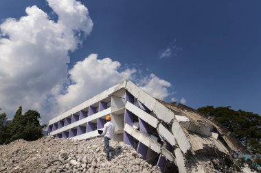 Dizüstü bilgisayarı tutan mühendis yıkımı kontrol ediyor, binayı yıkıyor..