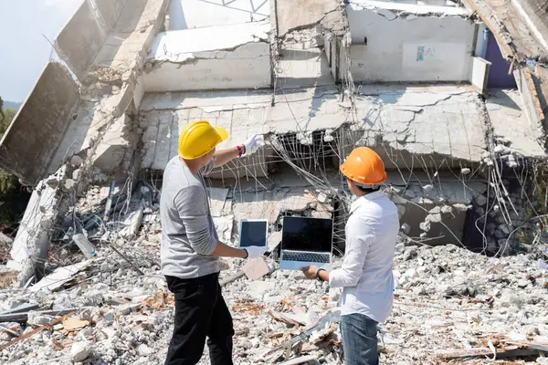 Yıkım kontrol şefi ve ustabaşı binayı yıkmayı tartışıyorlar..