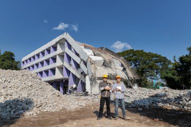 Yıkılmış binada inşaat ekibinin yıkım denetçisi..