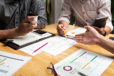 İş ekibi toplantısı ve proje planı. İş adamları toplantı odasında tartışıyor. İş projesinde birlikte çalışan profesyonel bir yatırımcı. Finans yöneticilerinin görevi.