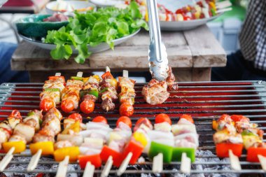 Akşam yemeğinde ızgara domuz ve barbekü yapan bir adam. Yiyecek, insan ve aile zaman kavramı.