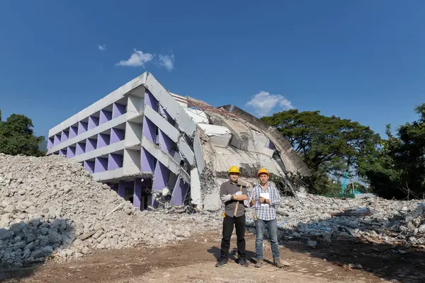 Yıkılmış binada inşaat ekibinin yıkım denetçisi..