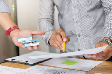 UX ya da UI tasarımcıları akıllı telefon uygulama düzeni prototip projeleri üzerinde tasarım yapıyorlar.