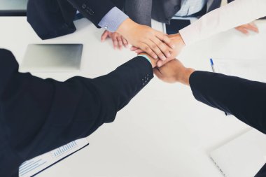 Ekip çalışması kavramı: birlik birlikte ellerini koyarak ile gösterilen eller iş takımının yakın çekim.