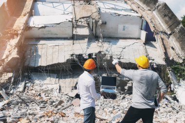 Yıkım kontrol şefi ve müteahhit binayı yıkmayı tartışıyorlar..