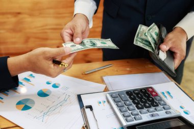 İş adamı ortağına para veriyor. rüşvet ve yolsuzluk kavramları.