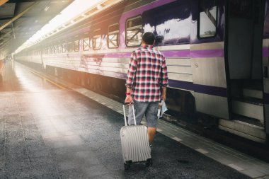 Tren istasyonunda bagajı ve haritası olan bir gezgin. Seyahat kavramı.