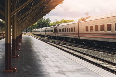 Boş bir tren istasyonu, klasik tren istasyonu..
