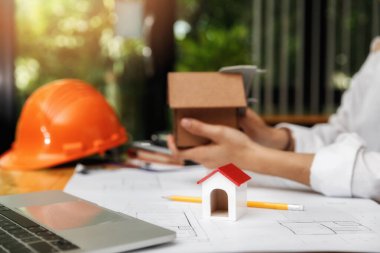 Ev modelinin kapanışı. Mimar kadın ev modelinin arka planı..