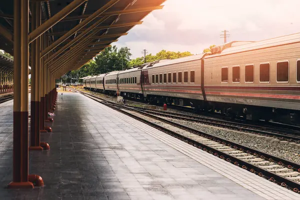 Boş bir tren istasyonu, klasik tren istasyonu..