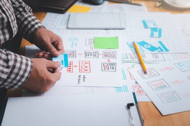 UX ya da UI tasarımcıları akıllı telefon uygulama düzeni prototip projeleri üzerinde tasarım yapıyorlar.