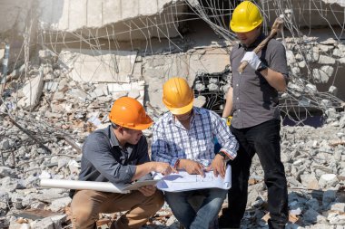 Yıkım kontrol şefi ve müteahhit binayı yıkmayı tartışıyorlar..