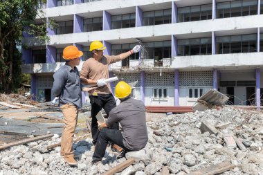 Yıkım kontrol şefi ve müteahhit binayı yıkmayı tartışıyorlar..