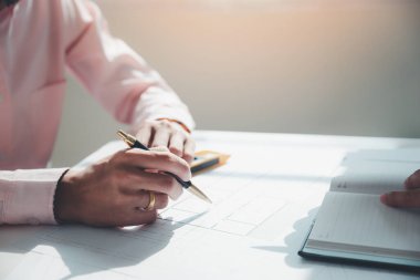 Ofiste birlikte çalışan kendine güvenen bir mimar ekibi. Sonra da masa başında yeni bir başlangıç projesi hakkında tartışıyorlar. Mimar, mühendisle ofisteki proje, mimari konsept hakkında görüştü.