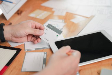 UX veya UI tasarımcıları dijital tablet ve akıllı telefon uygulama düzeni prototip projesi üzerinde tasarım yapıyorlar.