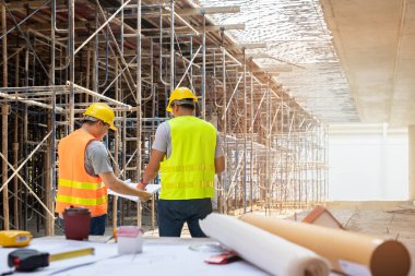 İnşaat alanında birlikte çalışan kendine güvenen bir mimar ekibi. Yeni bir başlangıç projesi hakkında tartışıyorlar. Mimar mühendisle proje hakkında konuştu. Mimari konsept.