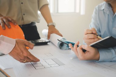 Ofiste birlikte çalışan kendine güvenen bir mimar ekibi. Sonra da masa başında yeni bir başlangıç projesi hakkında tartışıyorlar. Mimar, mühendisle ofisteki proje, mimari konsept hakkında görüştü.