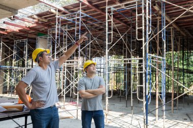 İnşaat alanında birlikte çalışan kendine güvenen bir mimar ekibi. Yeni bir başlangıç projesi hakkında tartışıyorlar. Mimar mühendisle proje hakkında konuştu. Mimari konsept.