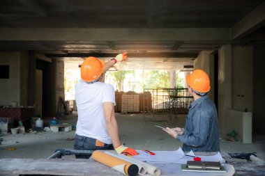 İnşaat alanında birlikte çalışan kendine güvenen bir mimar ekibi. Yeni bir başlangıç projesi hakkında tartışıyorlar. Mimar mühendisle proje hakkında konuştu. Mimari konsept.