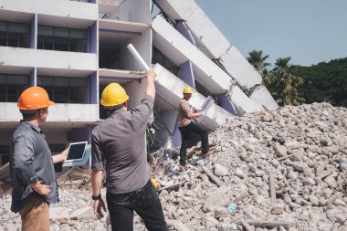 Yıkım kontrol şefi ve müteahhit binayı yıkmayı tartışıyorlar..