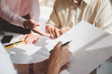 Ofiste birlikte çalışan kendine güvenen bir mimar ekibi. Sonra da masa başında yeni bir başlangıç projesi hakkında tartışıyorlar. Mimar, mühendisle ofisteki proje, mimari konsept hakkında görüştü.