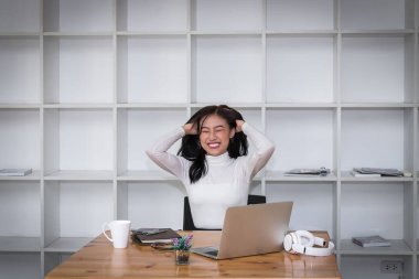 Kızgın ve hayal kırıklığına uğramış Asyalı kadın buharlaşıp saçlarını çekiyor..