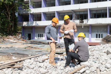 Yıkım kontrol şefi ve müteahhit binayı yıkmayı tartışıyorlar..